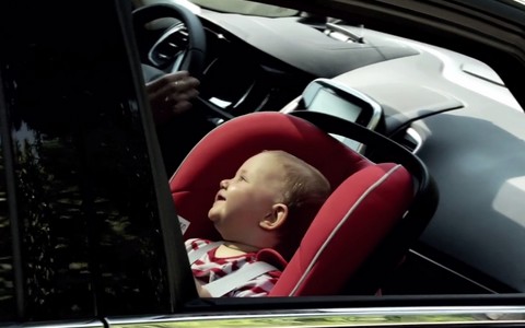 La sécurité des enfants en voiture est notamment assurée par le choix d'un siège auto adapté.