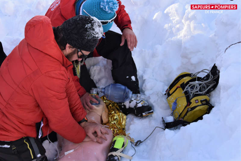 Reportage SMO LesGets - Photo 11 - L'équipe médicale de sapeurs-pompiers réalise un massage cardiaque