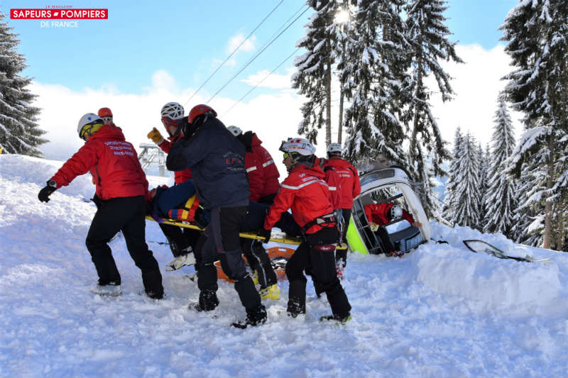 Reportage SMO LesGets - Photo 13 - Evacuation d'une victime de la télécabine par les sapeurs-pompiers du secours en montagne