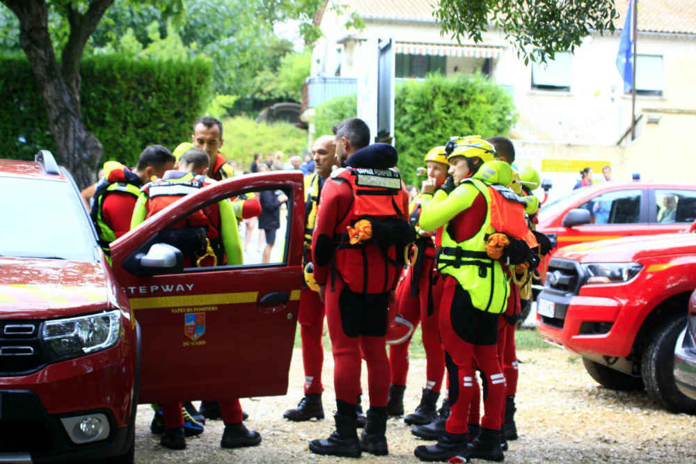 Intempéries dans le Gard - Le commandant des opérations de secours aquatique briefe les sapeurs-pompiers arrivés en renfort.