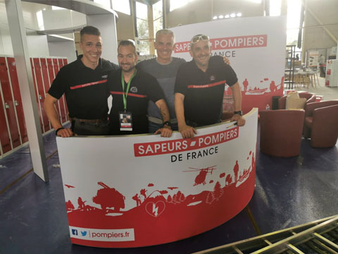 Grégory Allione en visite sur le stand Sapeurs-pompiers de France 