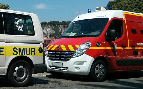 SMUR du SAMU et VSAV des sapeurs-pompiers côte à côte sur le terrain