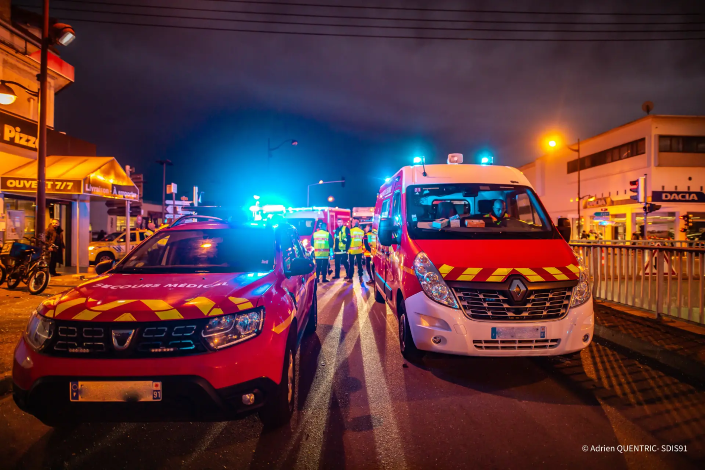 camion de pompiers en intervention de nuit