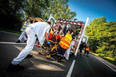 pompiers en intervention dans leur ambulance sur la route