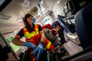 Pompiers dans une ambulance 