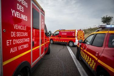 plusieurs camion de pompiers sur la route pour un accident