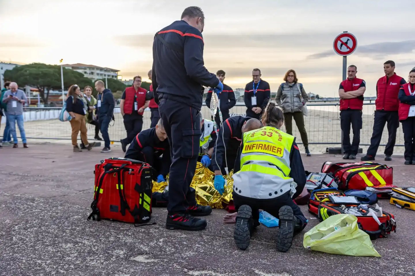 Pompiers en intervention avec un brancard au sol