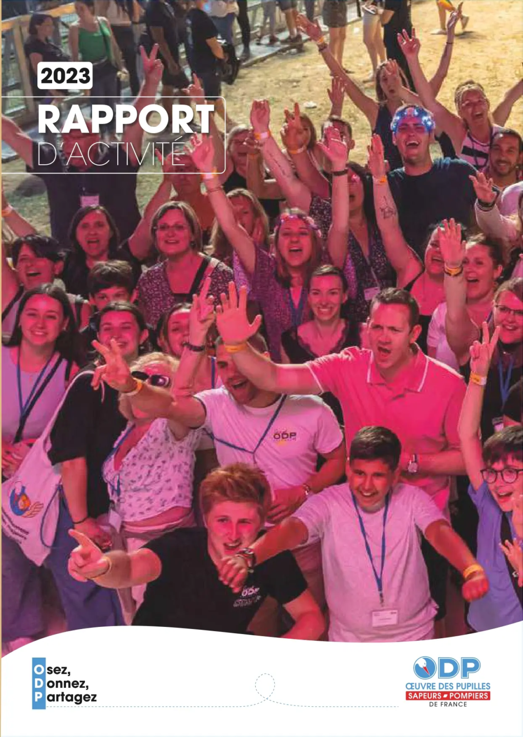 Couverture du "Rapport d'activité 2023" de l'Œuvre des Pupilles Orphelins de Sapeurs-Pompiers (ODP), illustrée par une foule joyeuse de personnes de tous âges levant les bras en l'air.