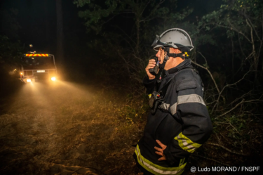 pompiers dans la nuit