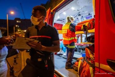 pompiers en intervention dans leur ambulance 